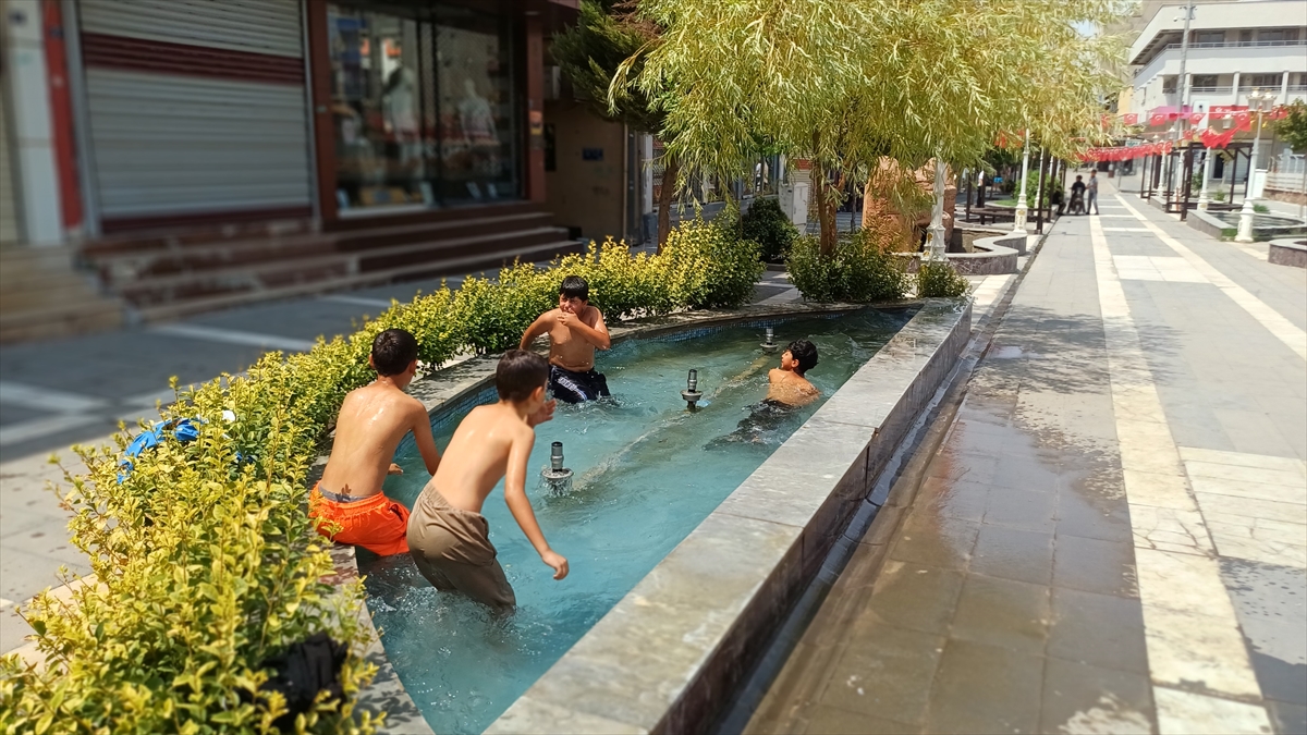 Tüm zamanların sıcaklık rekorunun kırıldığı Silopi'de kavurucu sıcaklar bunaltıyor