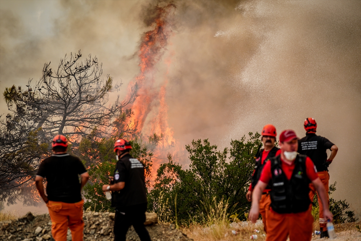 Bursa'da Gürsu ile Kestel arasındaki ormanlık alanda çıkan yangına müdahale sürüyor