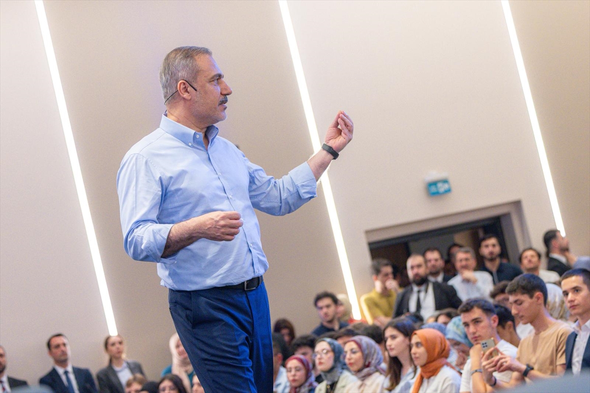 Dışişleri Bakanı Fidan, TercihFest 2025'te üniversite adaylarıyla buluştu