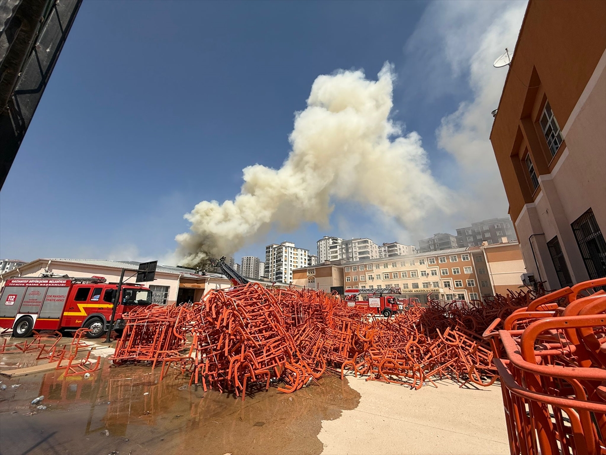 Gaziantep'te lisenin atölyesinde çıkan yangına müdahale ediliyor
