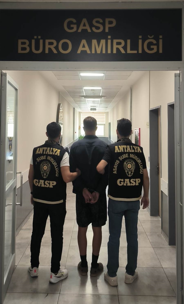 Antalya'da oyuncak tabancayla soygun yapmaya çalışan kişi tutuklandı