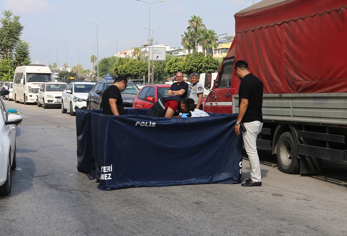 Antalya'da bir kişi aracında ölü bulundu