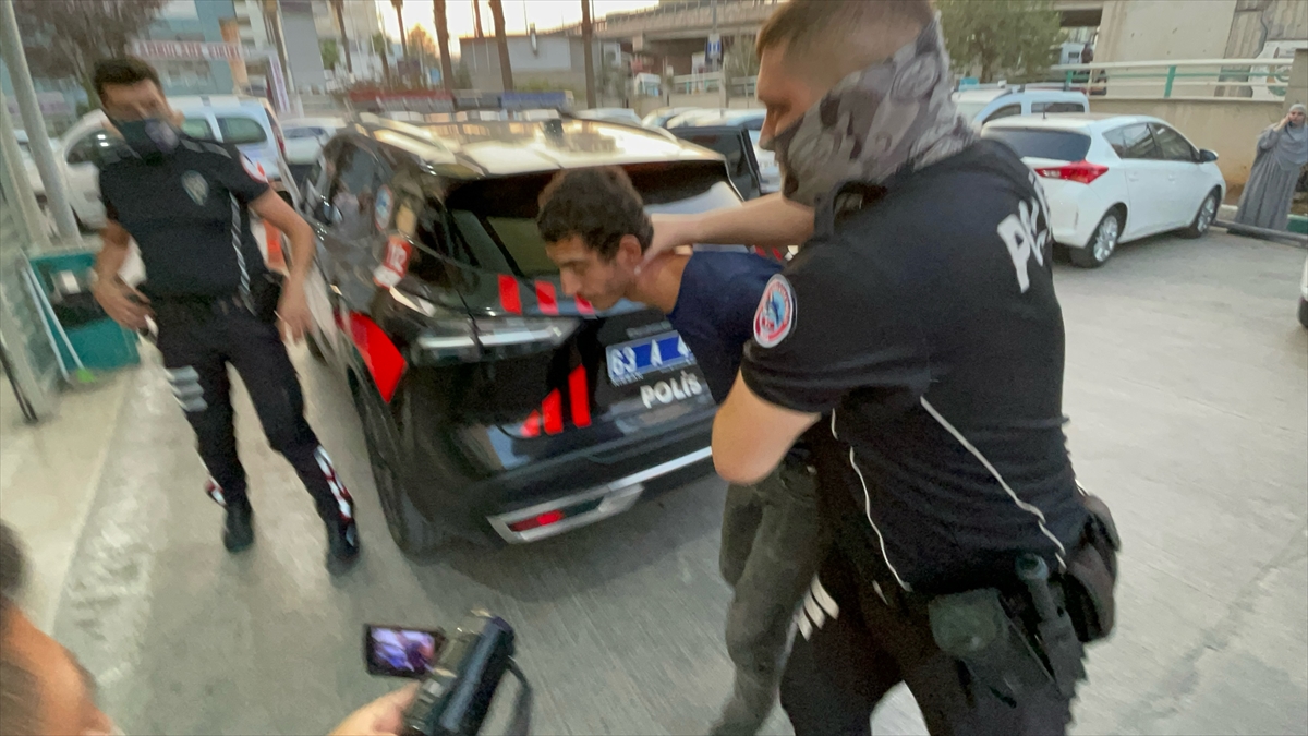 Şanlıurfa'da hastanede bıçaklı saldırıya uğrayan başhekim yardımcısı ve güvenlik görevlisi yaralandı