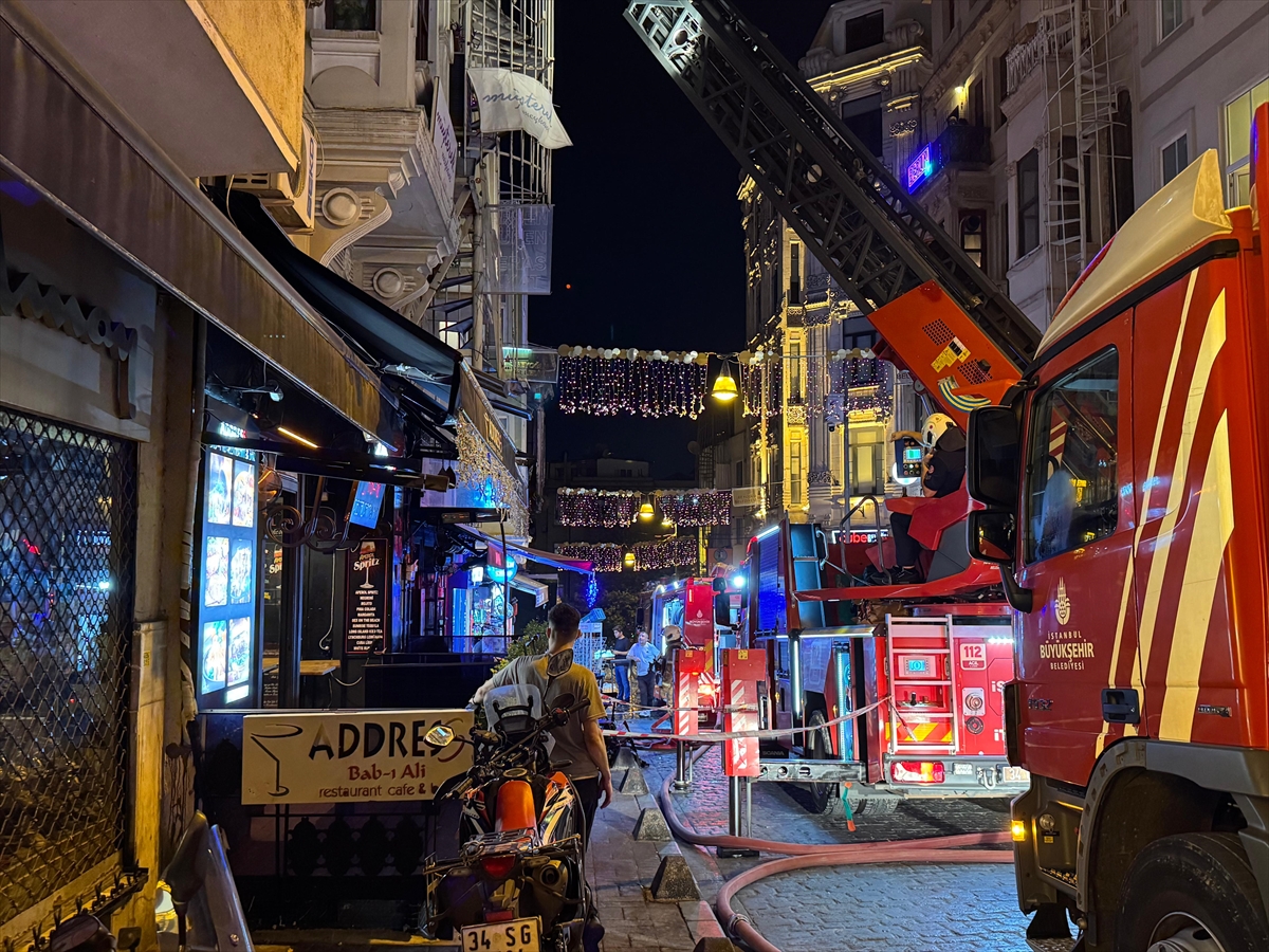 Beyoğlu'nda eğlence mekanının çatısında çıkan yangın söndürüldü
