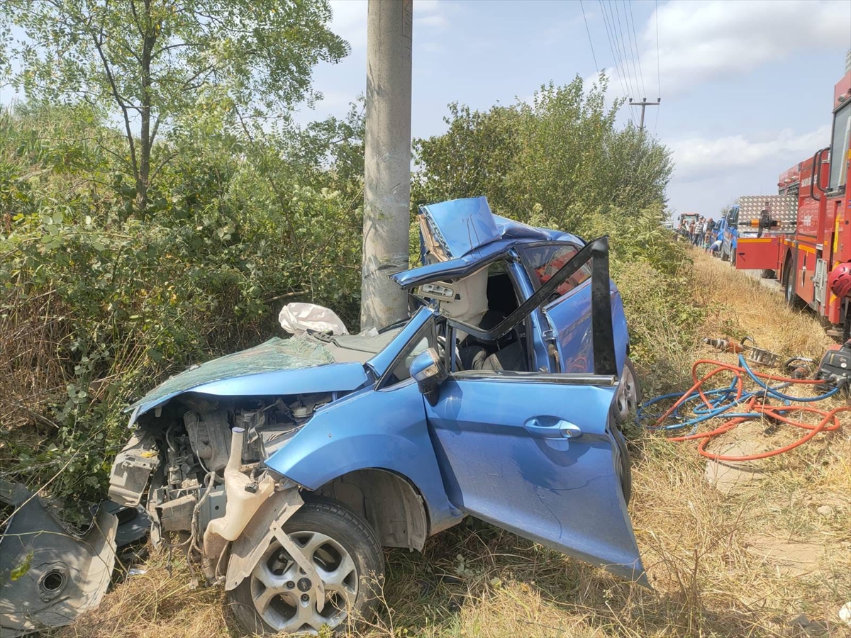 Sakarya'da otomobilin direğe çarptığı kazada 14 yaşındaki sürücü ve kardeşi öldü