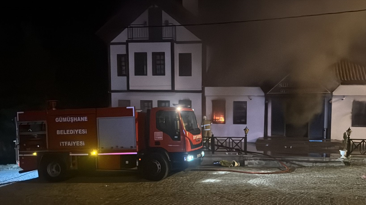 Gümüşhane'de butik otelde çıkan yangına itfaiye ekipleri müdahale ediyor