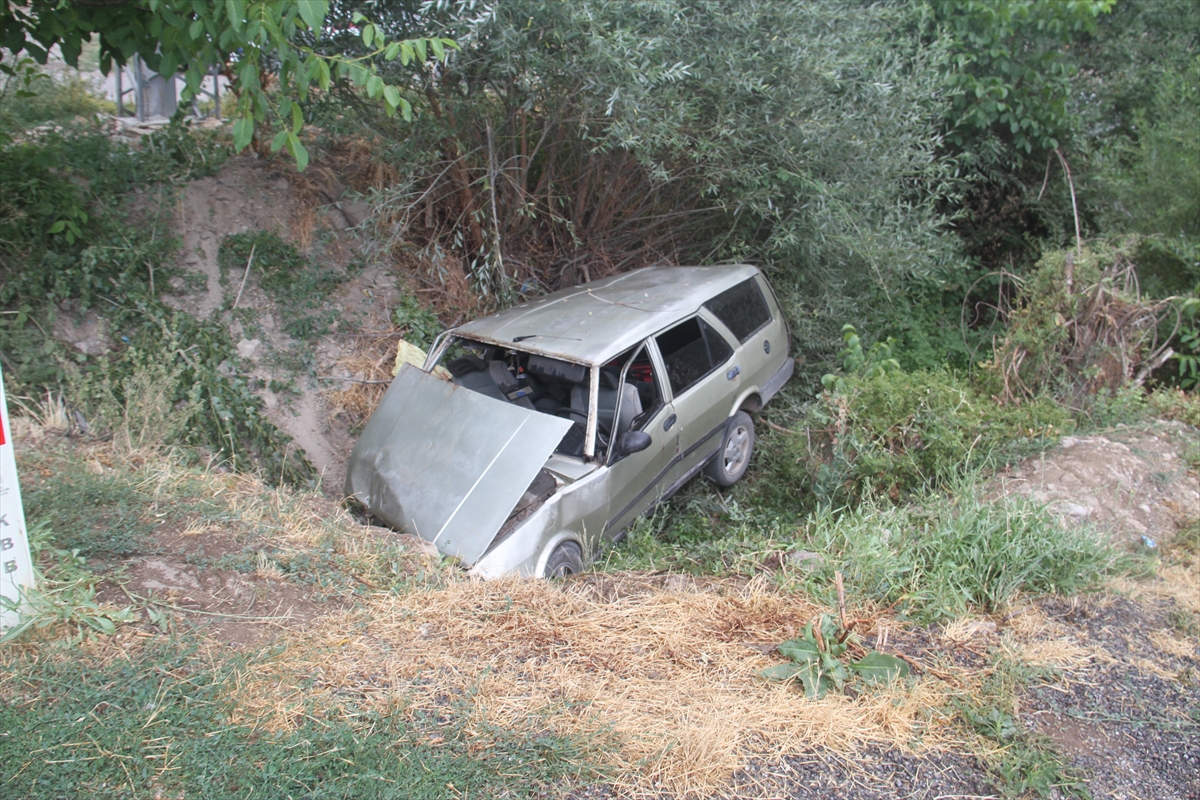 Konya'da kanala düşen otomobildeki 3 kişi yaralandı