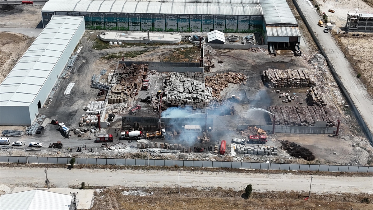 Çankırı'da kağıt fabrikasında çıkan yangın hasara neden oldu