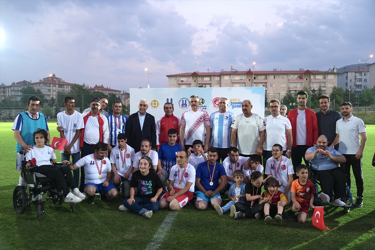 Erzurum'da protokol üyeleri, özel bireylerle futbol maçında buluştu