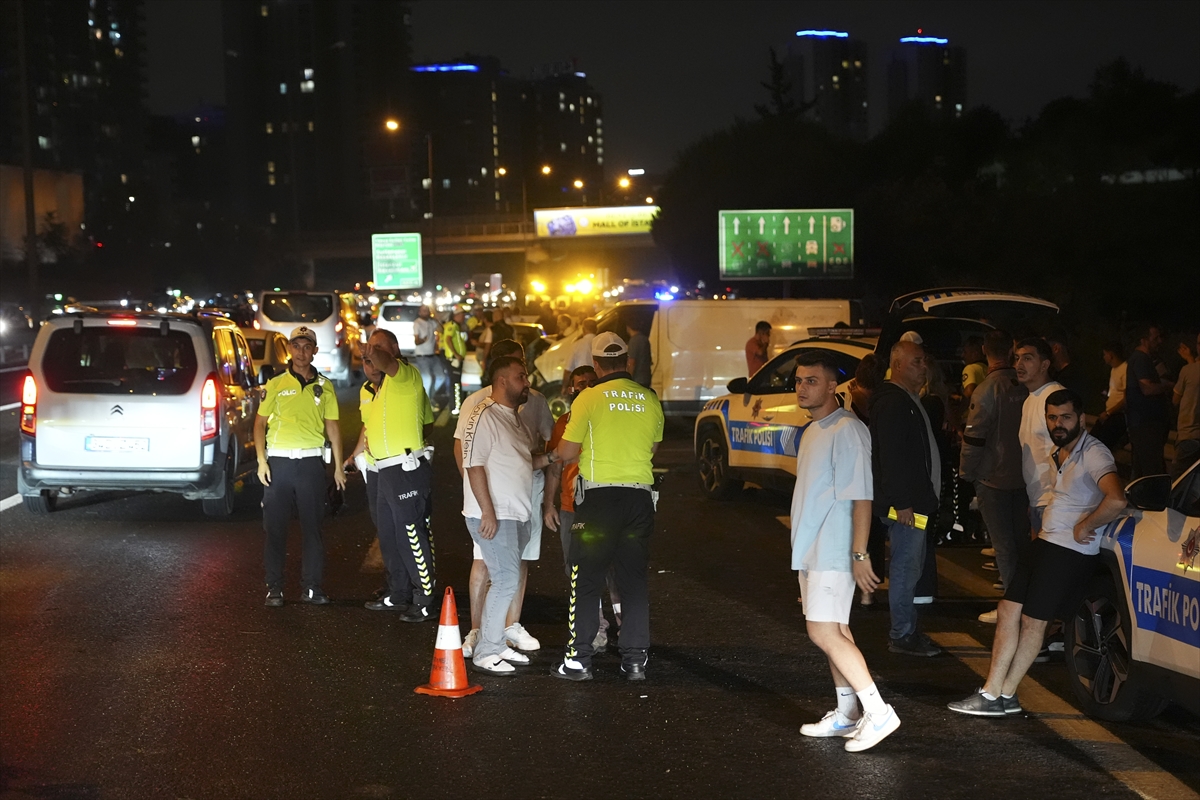 Eyüpsultan'da 16 aracın karıştığı zincirleme trafik kazasında 6 kişi yaralandı