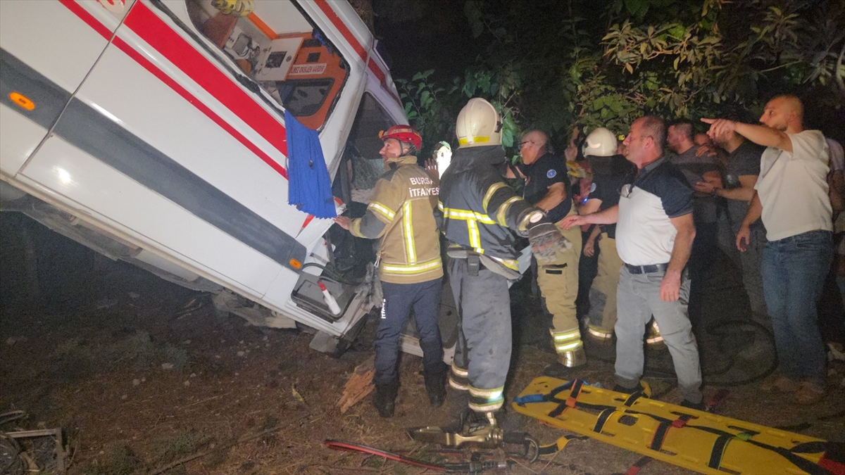 Bursa'da kamyonet ile ambulansın çarpıştığı kazada yaralanan yatalak kadın hayatını kaybetti