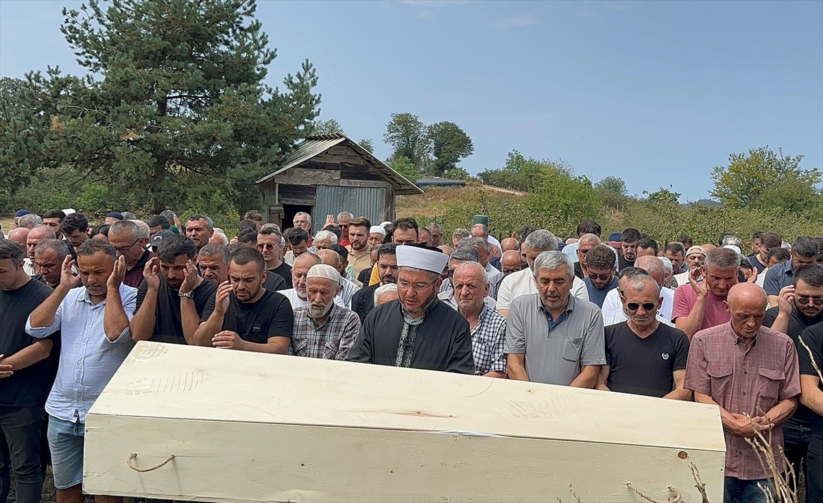 Muğla'da denizde cansız bedenine ulaşılan genç Düzce'de son yolculuğuna uğurlandı