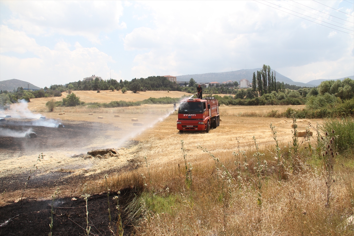 Konya'da ekin tarlasında çıkan yangın büyümeden söndürüldü