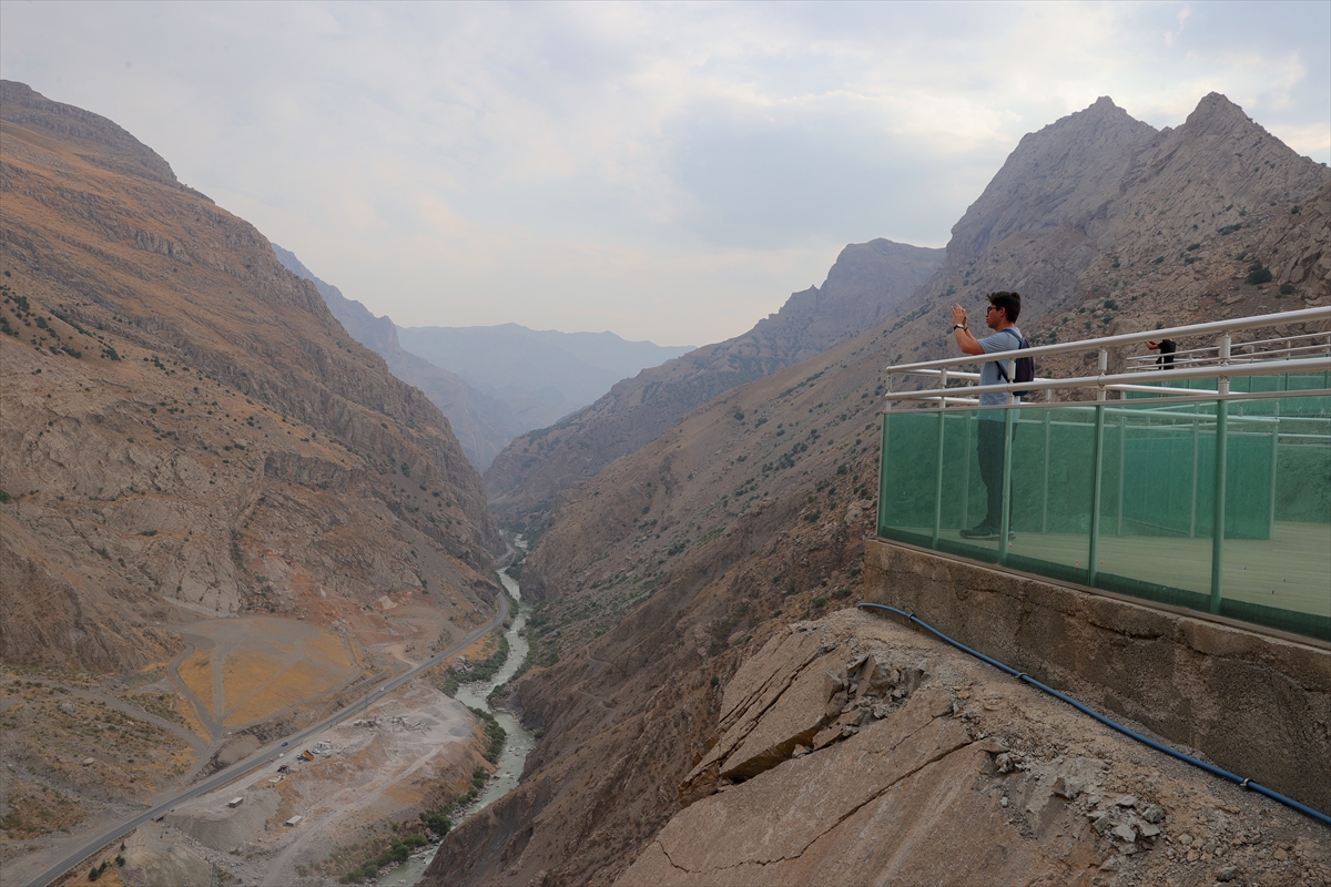 Kamp için Hakkari'ye gelen gençler, yörenin tarihi ve doğal güzelliklerine hayran kaldı