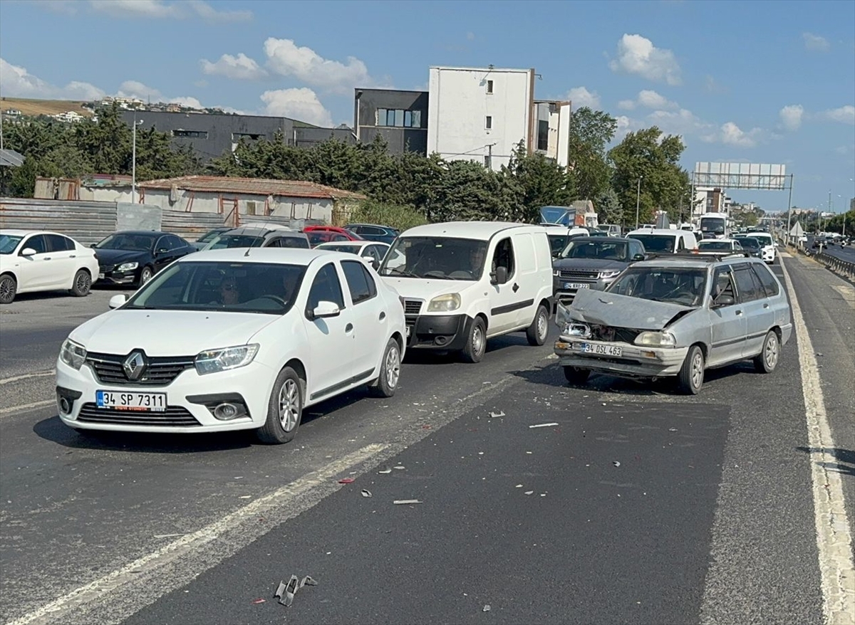 Silivri'de zincirleme trafik kazasında 3 kişi yaralandı