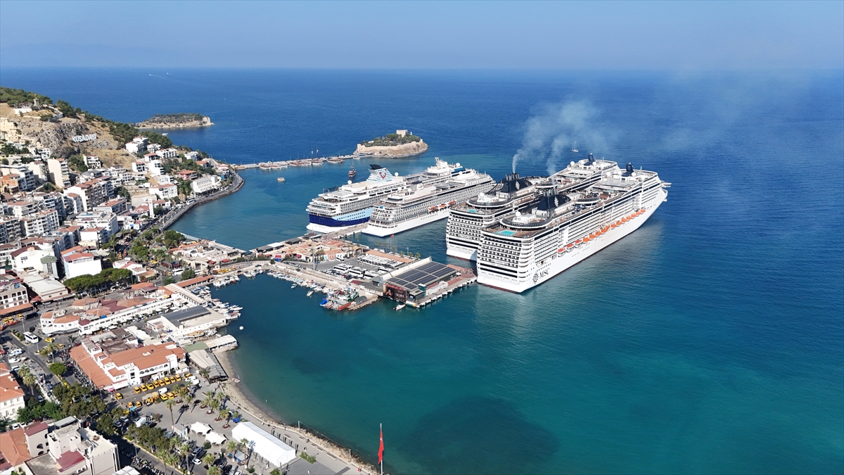 Kuşadası'na 5 kruvaziyerle 10 bin 916 turist geldi