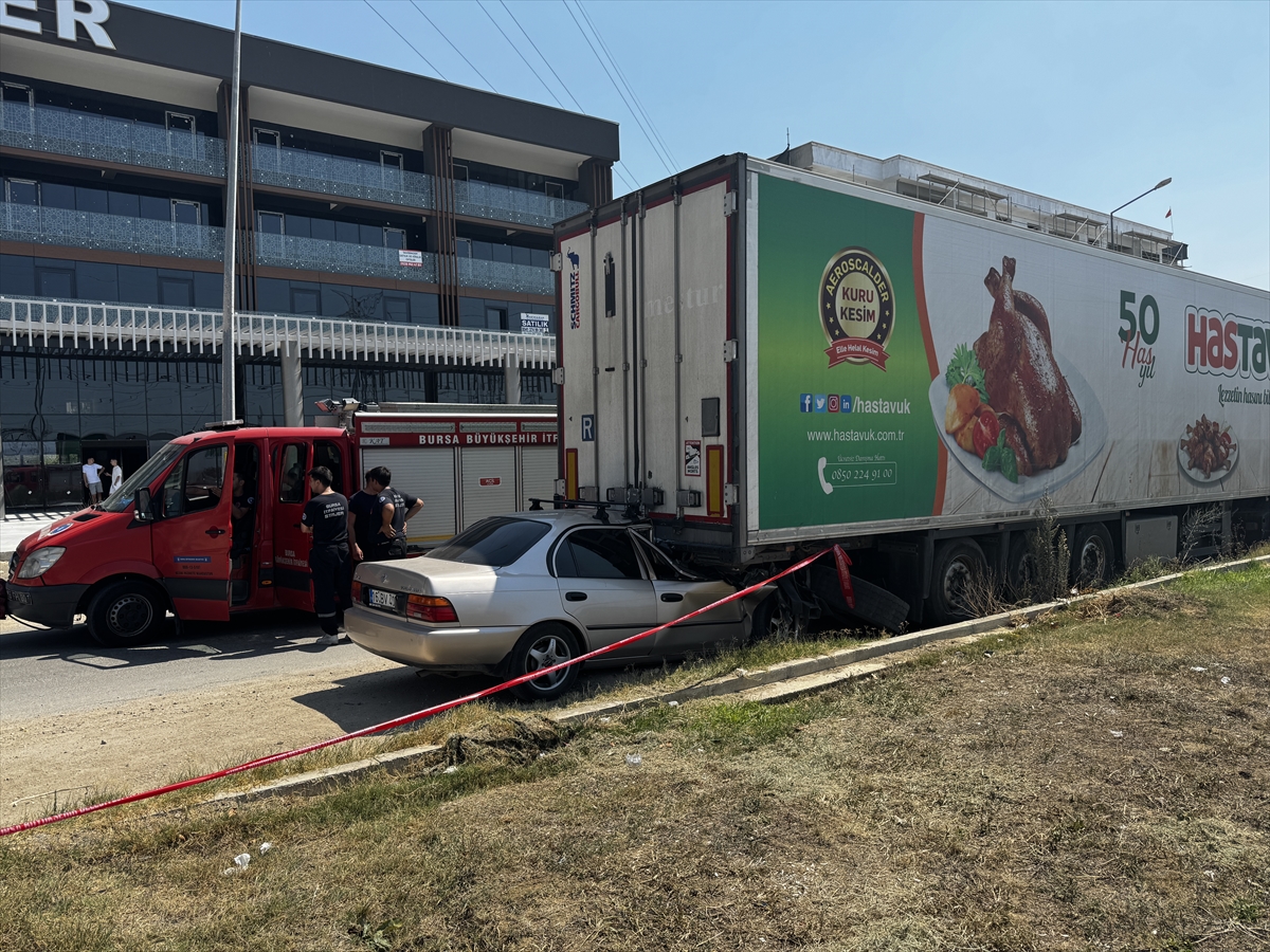Bursa'da tıra arkadan çarpan otomobilin sürücüsü öldü