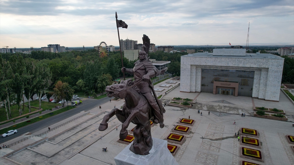 Kırgızistan'ın başkenti Bişkek'in ana sembollerinden Manas anıtı yenilendi