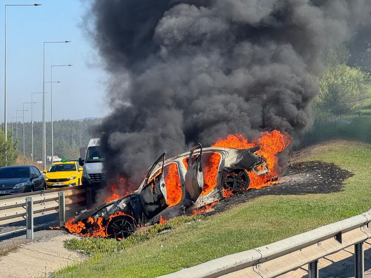 Ümraniye'de kaza yapan otomobil yandı