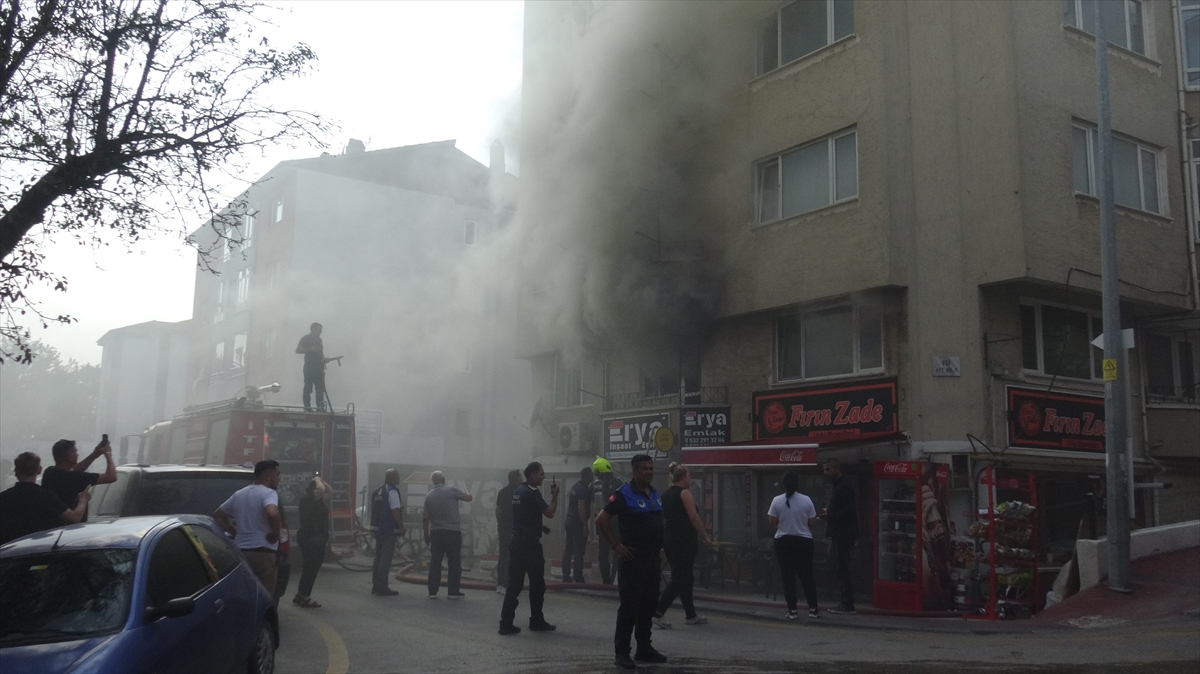 Bolu'da yangın çıkan apartmanda mahsur kalan 2 kişi kurtarıldı