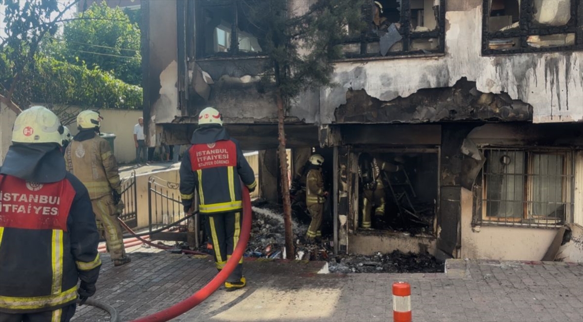 Fatih'te ecza deposunda çıkan yangın söndürüldü