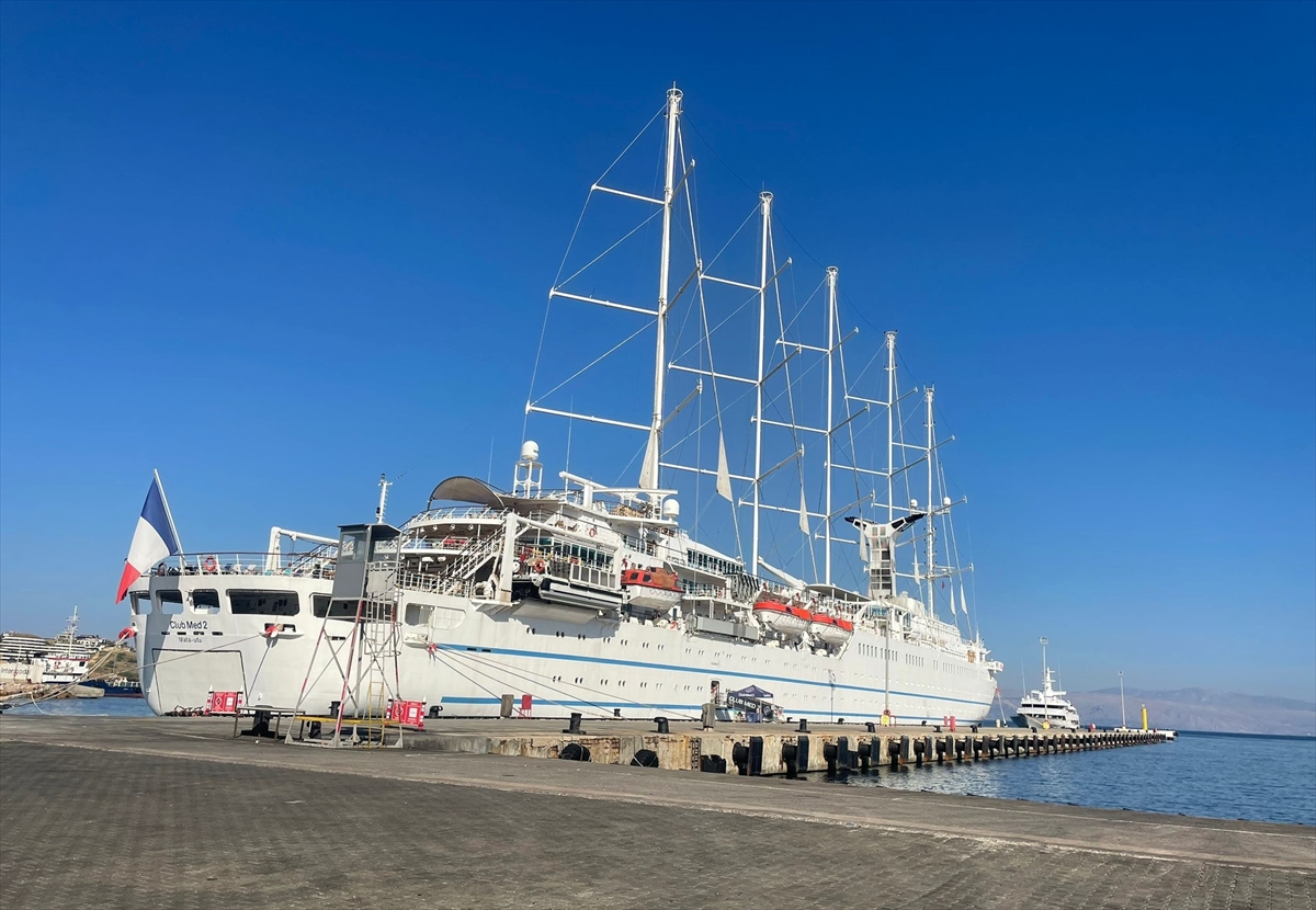 En büyük yelkenli yolcu gemilerinden "Club Med 2" Çeşme Limanı'na demirledi