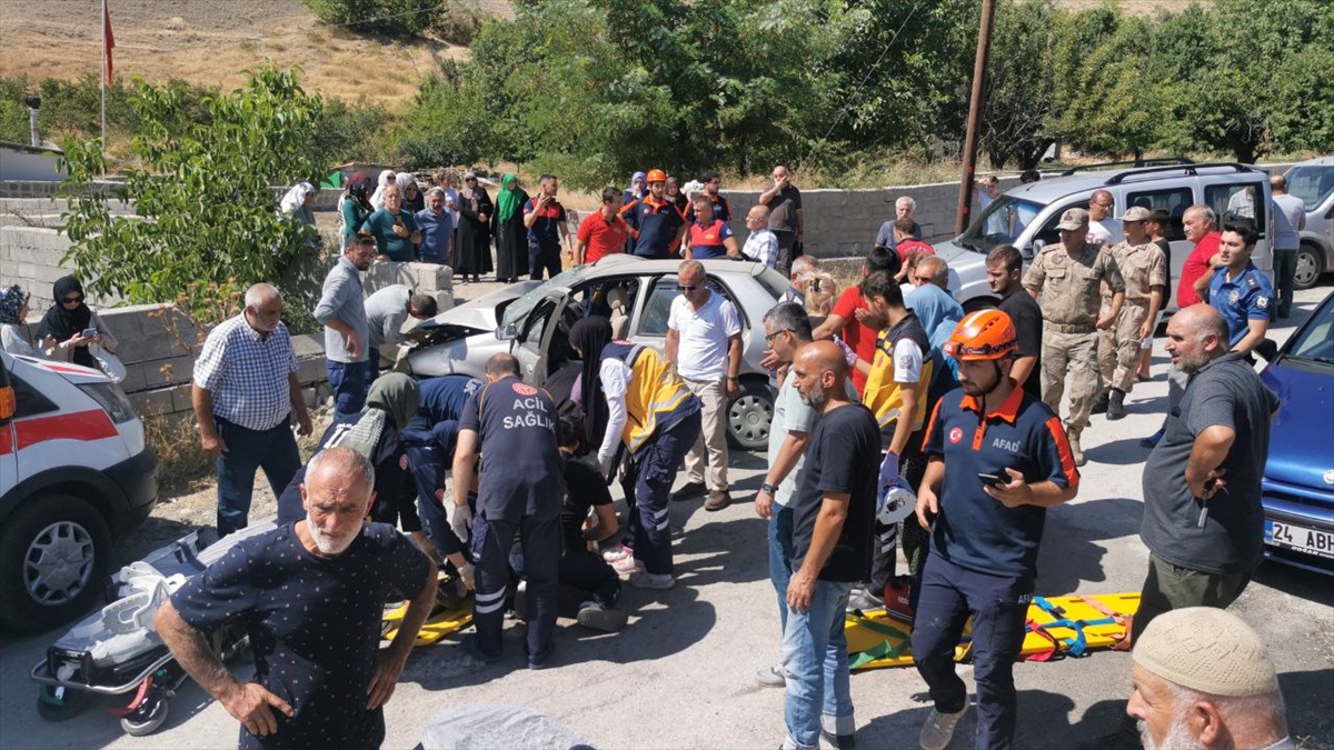 Erzincan'da bahçe duvarına çarpan otomobildeki 1 kişi öldü, 3 kişi yaralandı