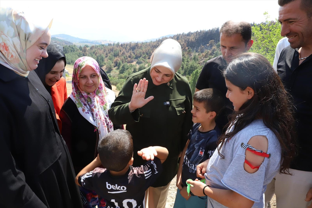 AK Parti Kadın Kolları Başkanı Ercan, Bursa'da orman yangınından etkilenen mahalleleri ziyaret etti