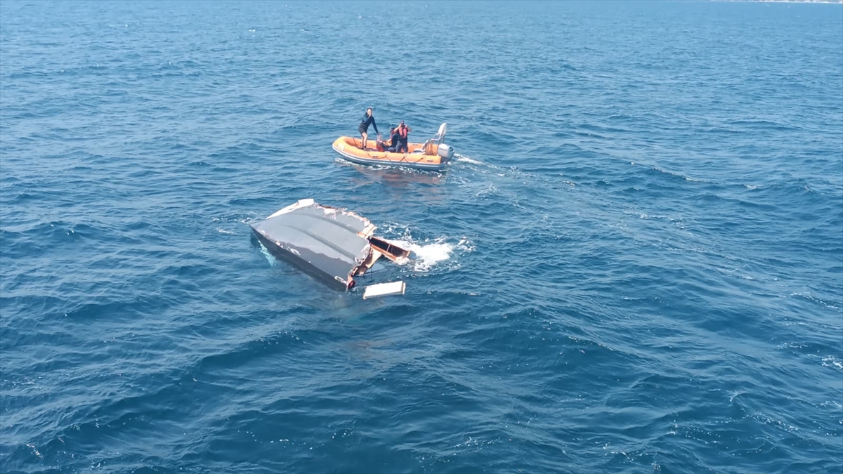 Balıkesir Valiliğinden Marmara Adası açıklarında parçalanmış halde bulunan tekneyle ilgili açıklama: