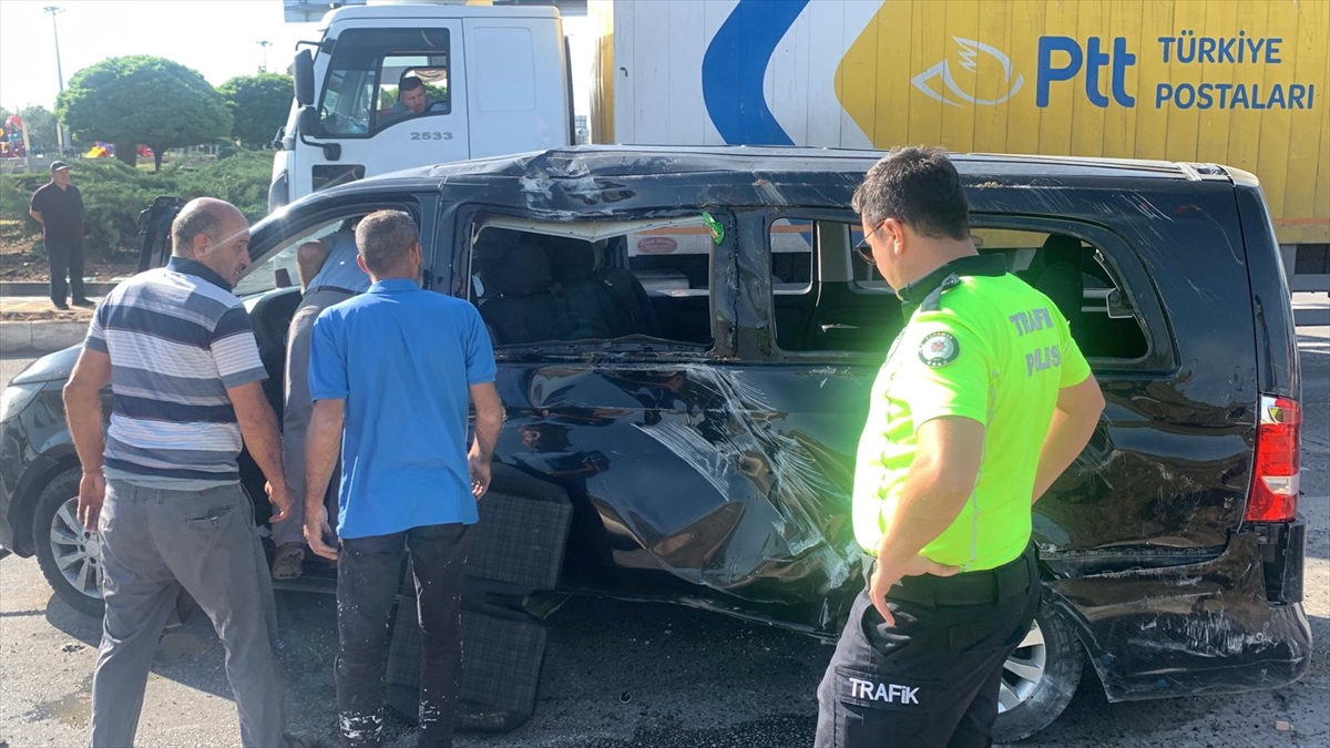 Karaman'da turistleri taşıyan minibüs ile otomobilin çarpıştığı kazada 8 kişi yaralandı