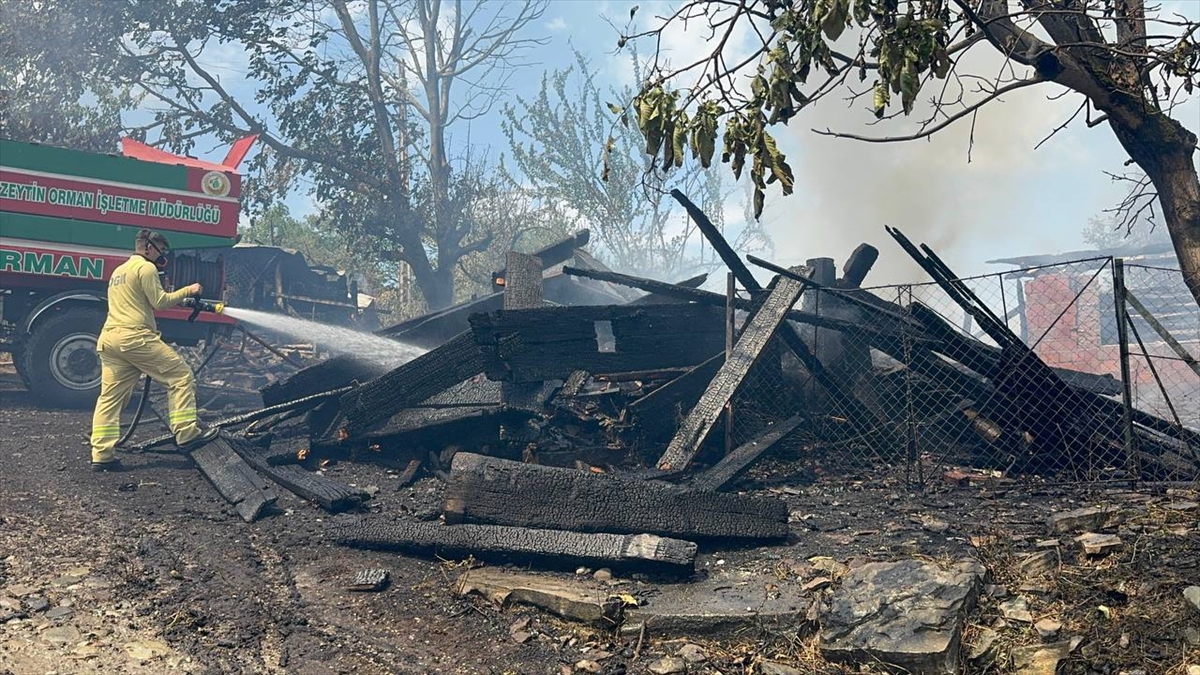Kastamonu'da çıkan yangında ev ve ahır kullanılamaz hale geldi