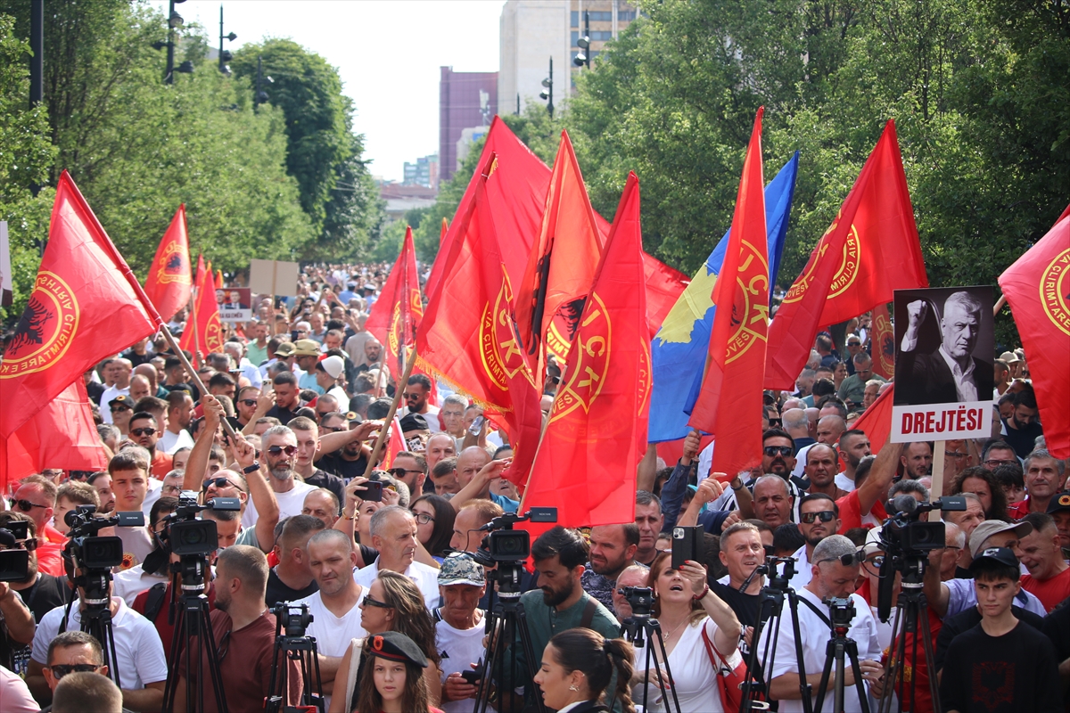 Lahey'de yargılanan eski UÇK komutanları için Kosova'da destek gösterisi