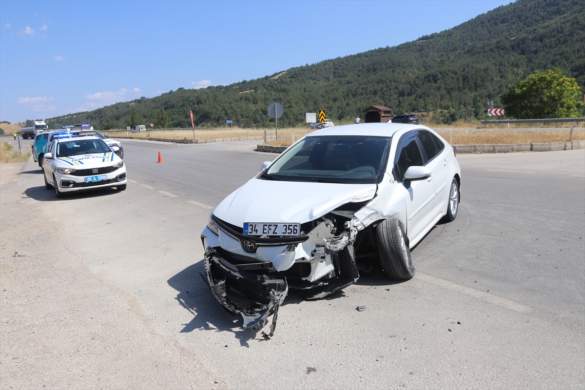 Taşova’da iki otomobilin çarpıştığı kazada 3 kişi yaralandı
