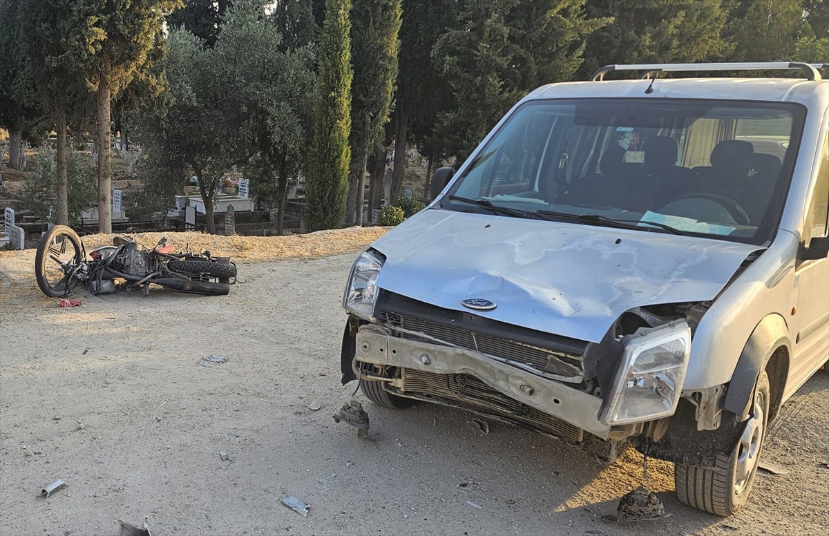İzmir'de hafif ticari araçla çarpışan motosikletin sürücüsü öldü