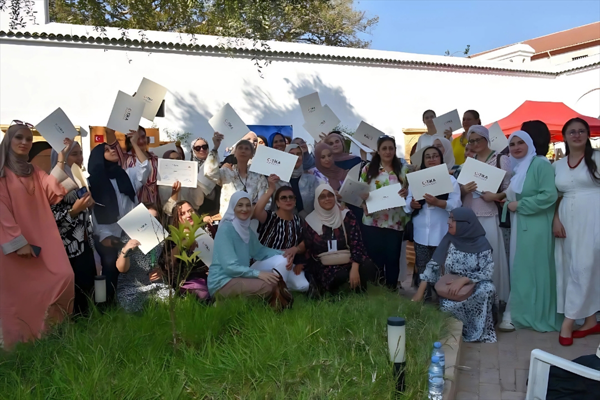 TİKA’nın Cezayir’deki hat ve ebru sanatı eğitimini tamamlayanlar sertifikalarını aldı