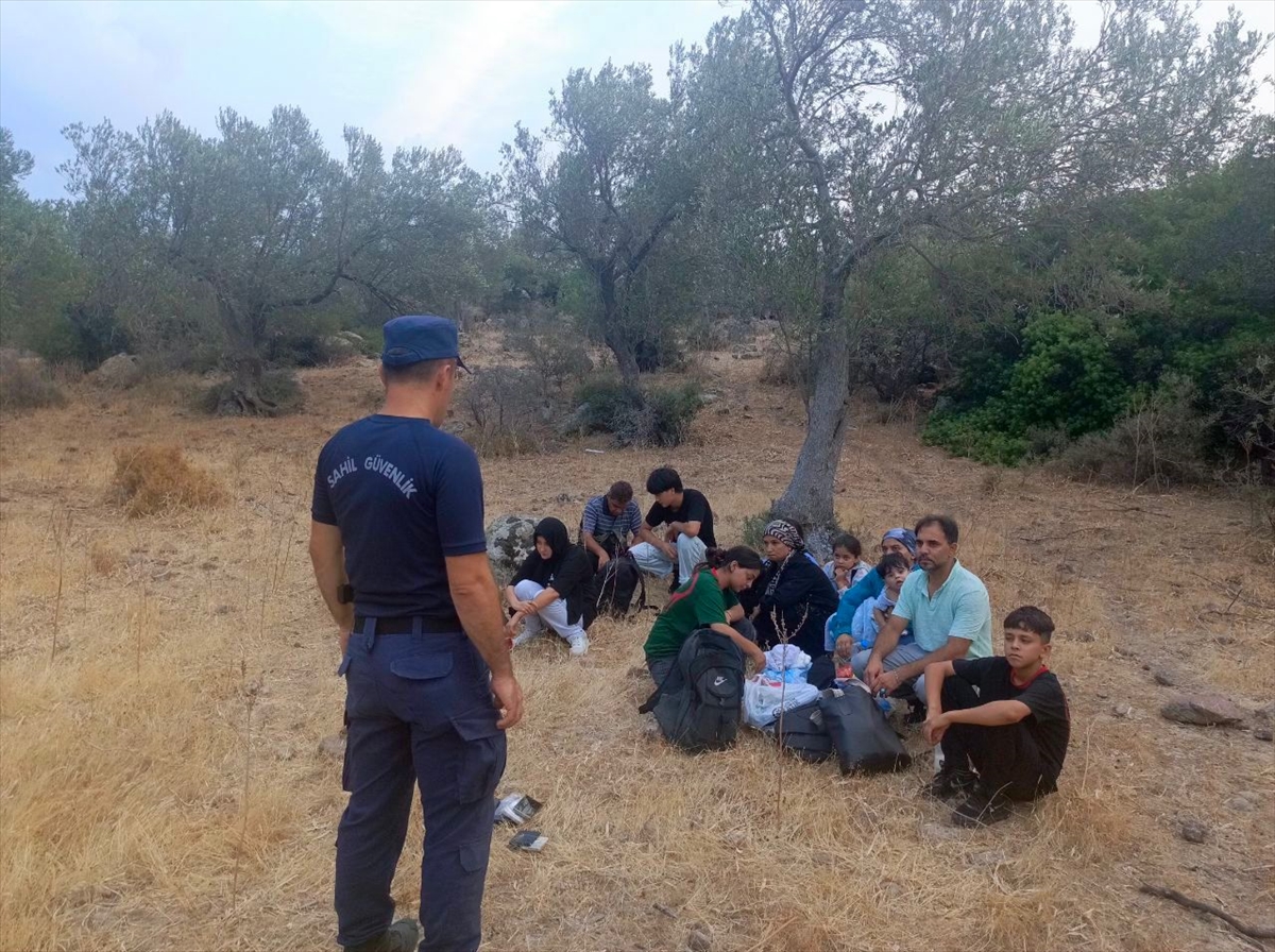 İzmir'de 13 düzensiz göçmen kurtarıldı