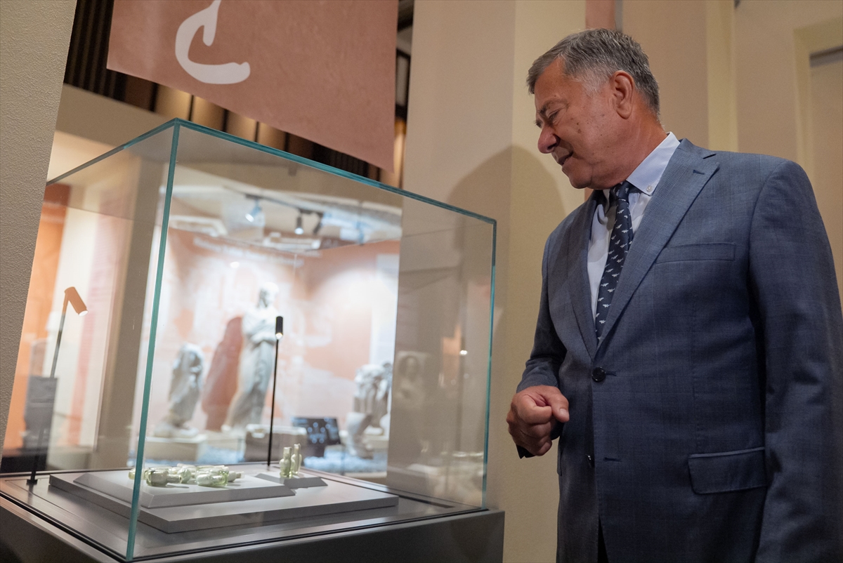 Kaş açıklarında bulunan batıkta 1100 yıllık "cam koku şişeleri" gün yüzüne çıkarıldı