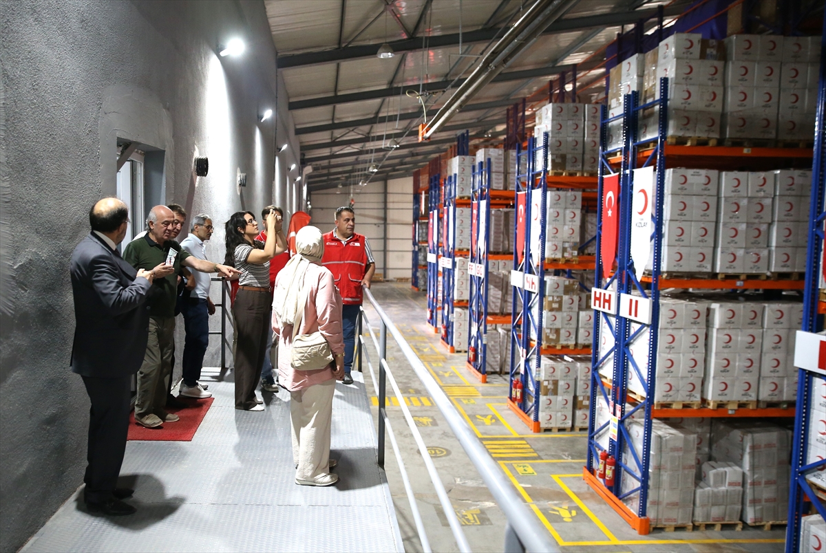 Türk Kızılay, Erzurum'daki Bölge Lojistik Merkezi'nin kapılarını basın mensuplarına açtı