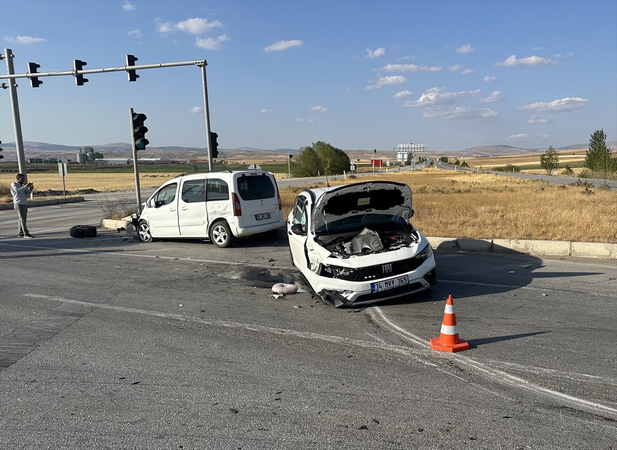 Çorum'da hafif ticari araç ile otomobilin çarpışması sonucu 10 kişi yaralandı