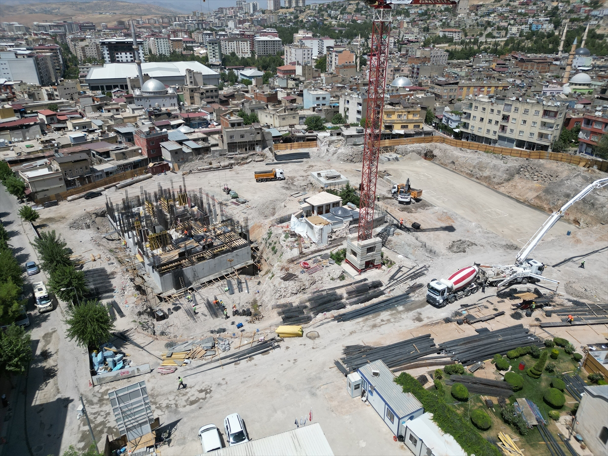 Siirt'te eski yapılarıyla risk oluşturan Karakol Mahallesi kentsel dönüşümle yenileniyor