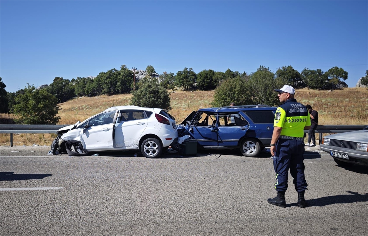Konya'da üç aracın karıştığı kazada 7 kişi yaralandı