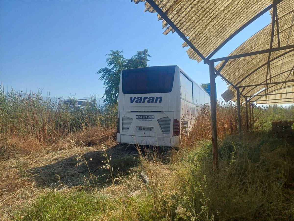 Manisa'da yoldan çıkan yolcu otobüsündeki 3 kişi yaralandı
