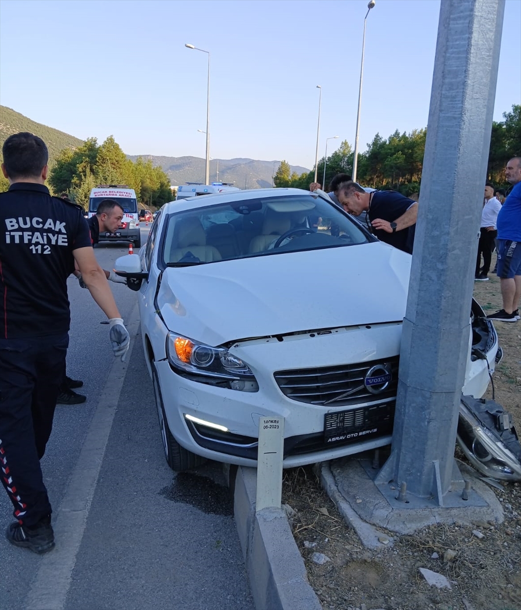 Burdur'da iki otomobilin çarpıştığı kazada sürücüler yaralandı