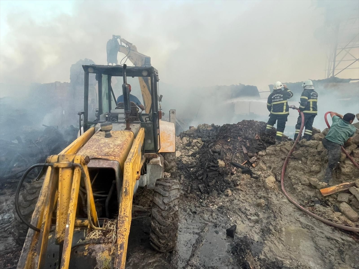 Burdur'da kaynak sırasında çıkan yangında ev, araç, ahır zarar gördü, 3 buzağı telef oldu
