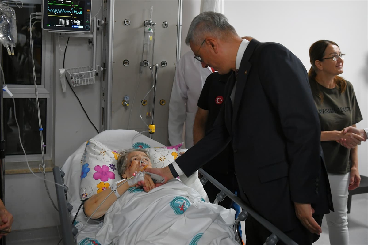 Sağlık Bakanı Memişoğlu Balıkesir'deki depremde yaralanan afetzede vatandaşları ziyaret etti