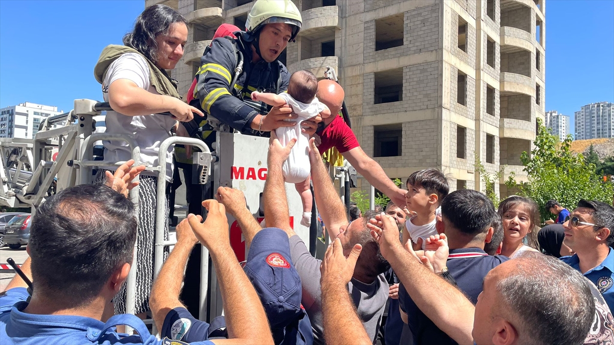 Kayseri'de 14 katlı apartmanda yangın çıktı