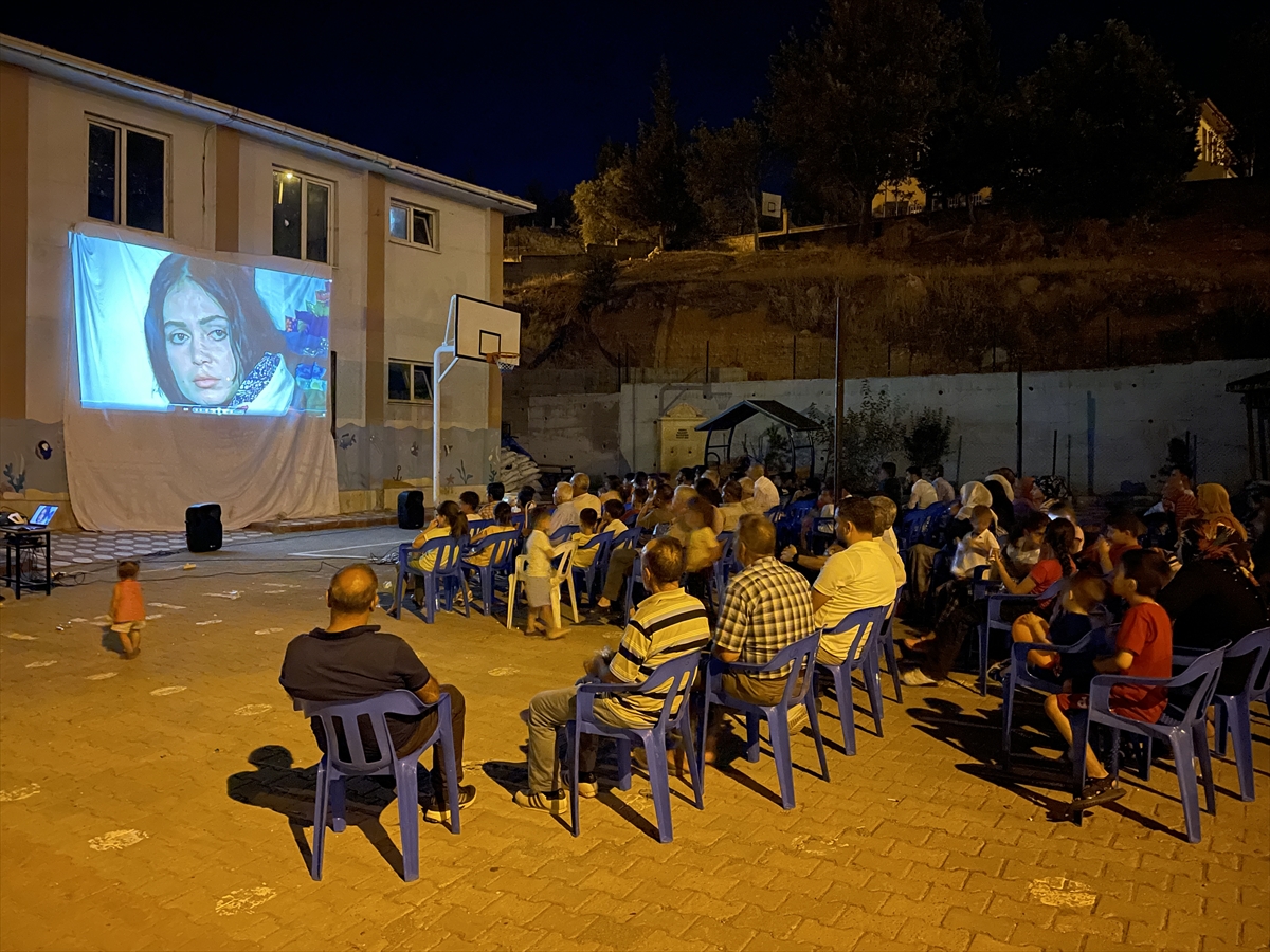 "Hazal" filminde oynayan akrabalarını 46 yıl sonra beyaz perdede izlediler