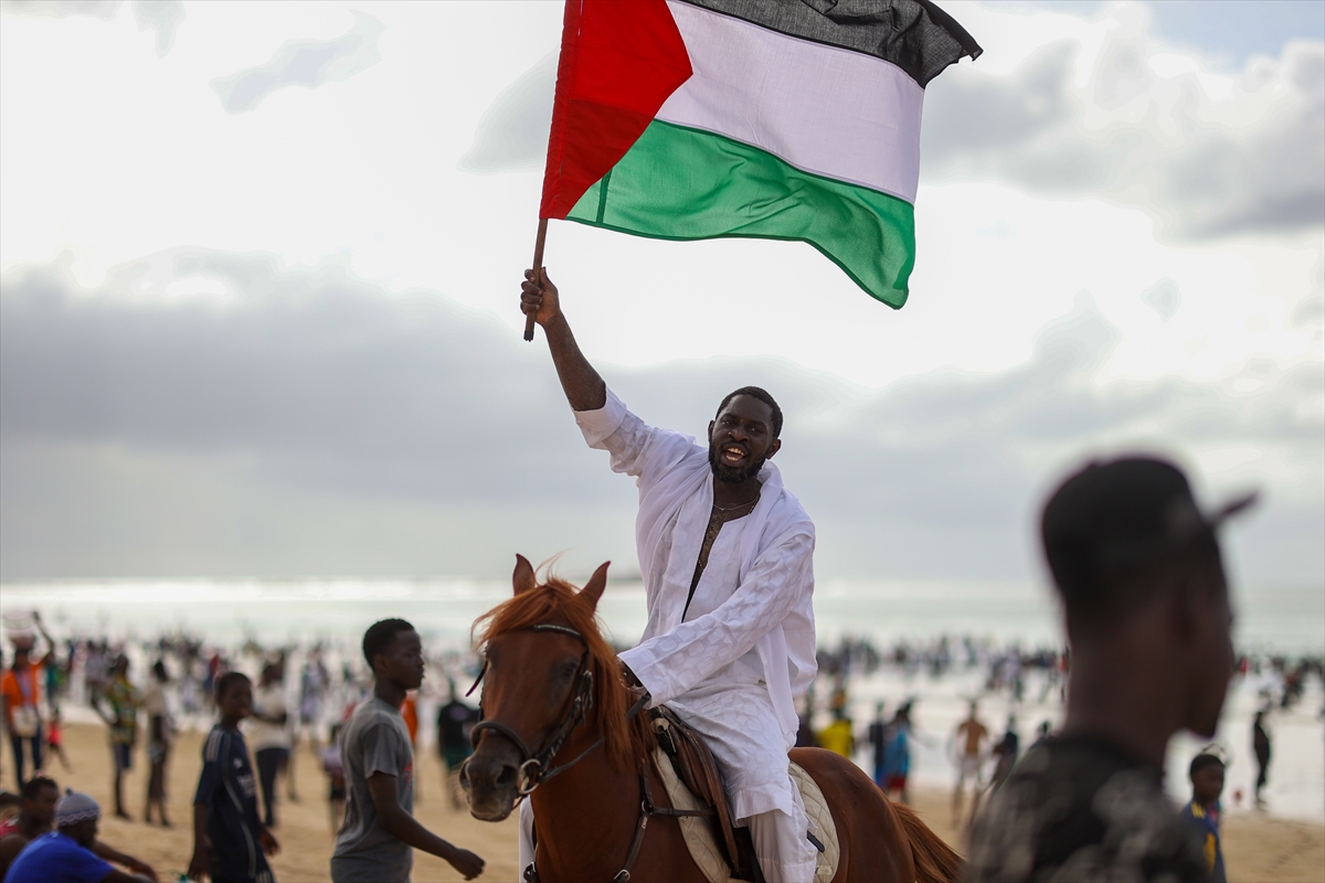 Senegalli sanatçıdan Filistin'e destek için sahilde atlı gösteri
