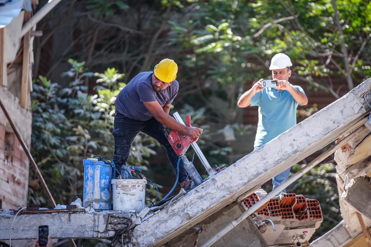 Balıkesir'deki depremde yıkılan 3 katlı binadan karot örneği alındı