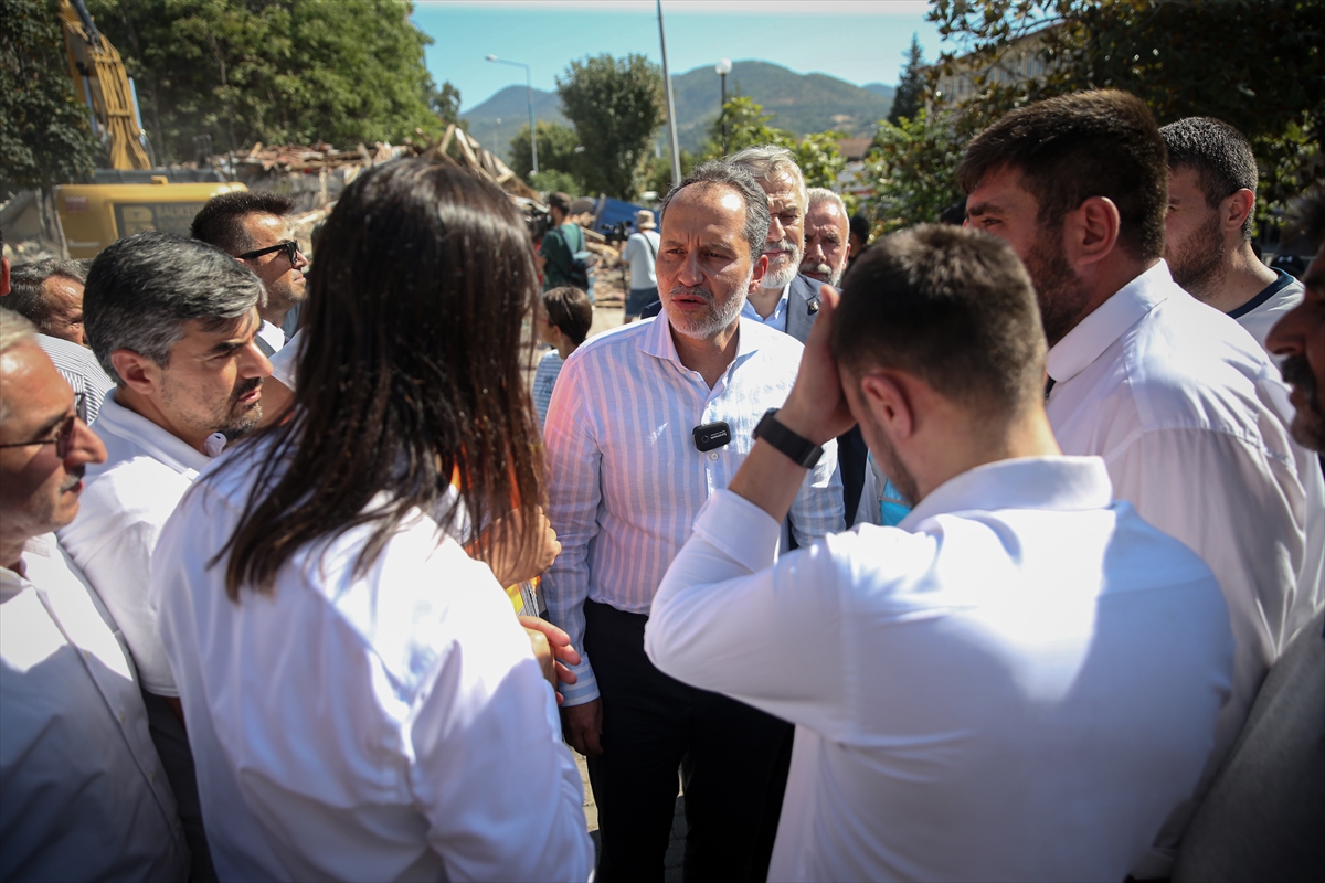 Yeniden Refah Partisi Genel Başkanı Erbakan, Sındırgı'da deprem bölgesinde ziyaretlerde bulundu